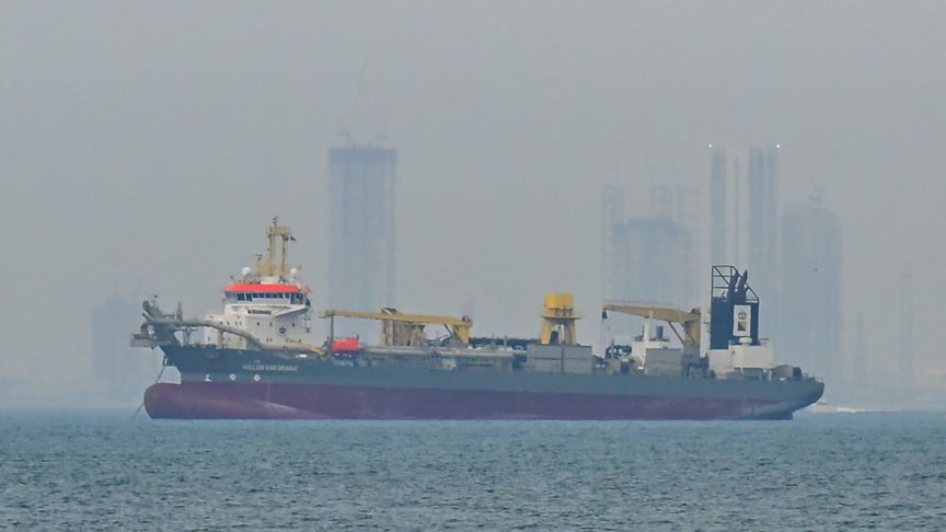 Комерційне судно стоїть на якорі в Ормузькій протоці біля ОАЕ