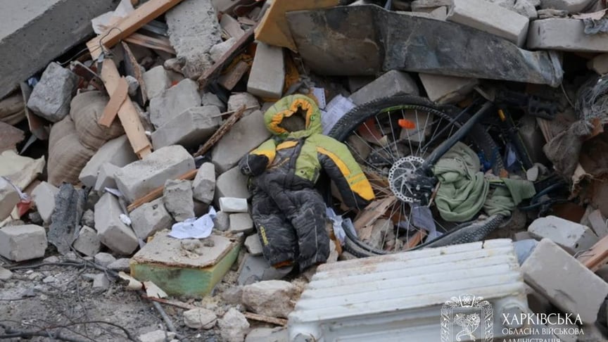 Спасатели работают на месте российского ракетного удара по многоэтажке в Харькове, 7 марта 2026 года