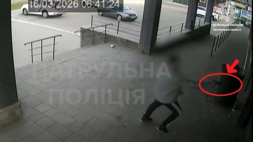 Один із чоловіків, які вимагали телефон у перехожого, направив на поліціянта ймовірну зброю