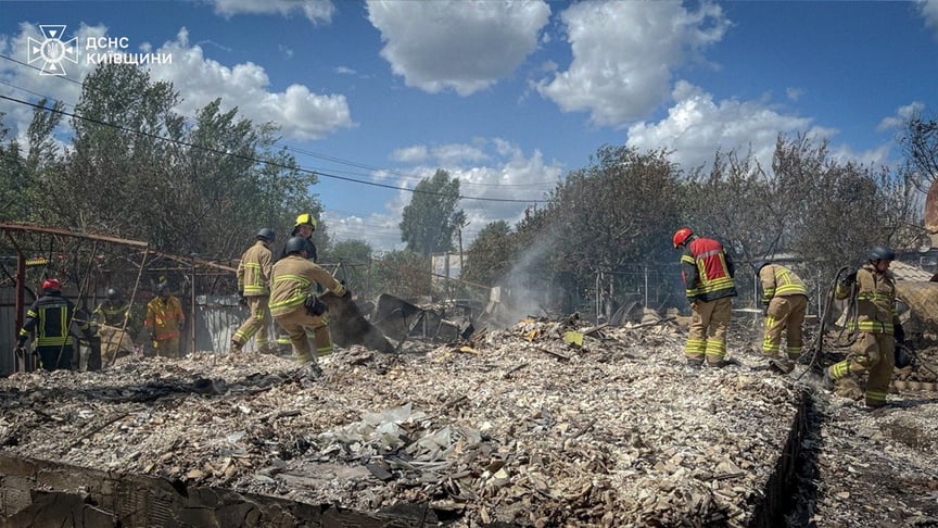 Рятувальники працюють на місці російського обстрілу у Вишневому Рятувальники працюють на місці російського обстрілу у Вишневому