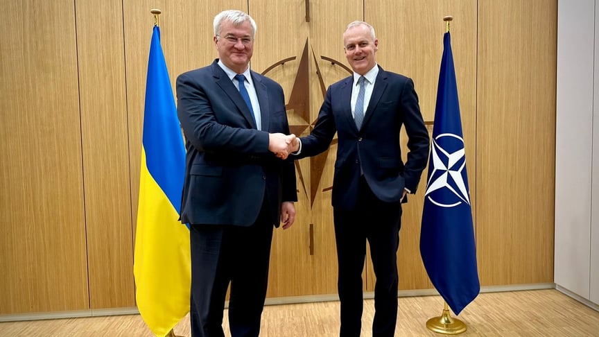 Міністр закордонних справ Андрій Сибіга (ліворуч) та помічник Генерального секретаря НАТО з політичних питань та політики безпеки Борис Руге