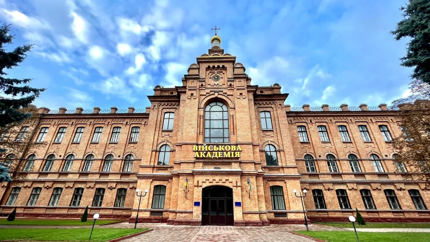 Будівля військової академії в Одесі