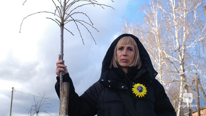 Ірина Лабенська біля сакури на честь свого сина Миколи