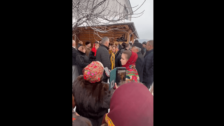 Жителі Космача прийшли на службу 25 грудня