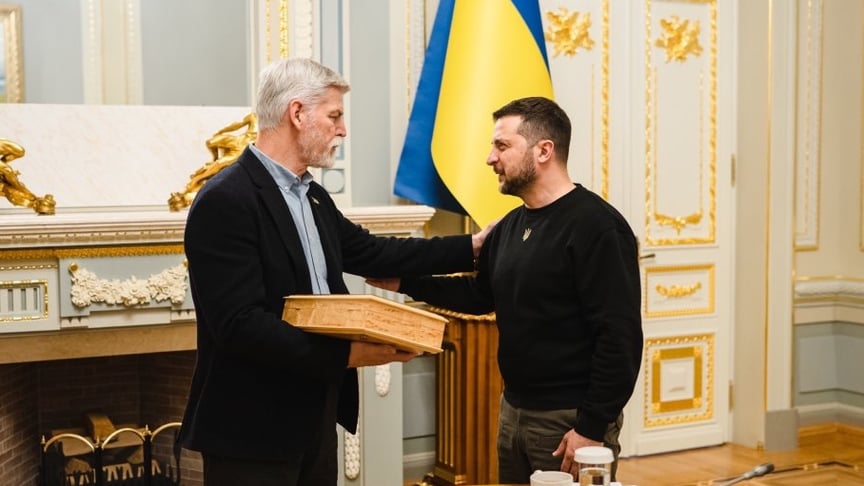Президент Чехії Петр Павел та президент України Володимир Зеленський обмінюються подарунками