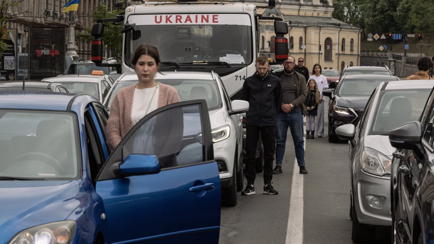 Водії зупиняють автомобілі під час загальнонаціональної хвилини мовчання о 9:00 на згадку про загиблих українських військових. Київ, 9 травня 2026 року