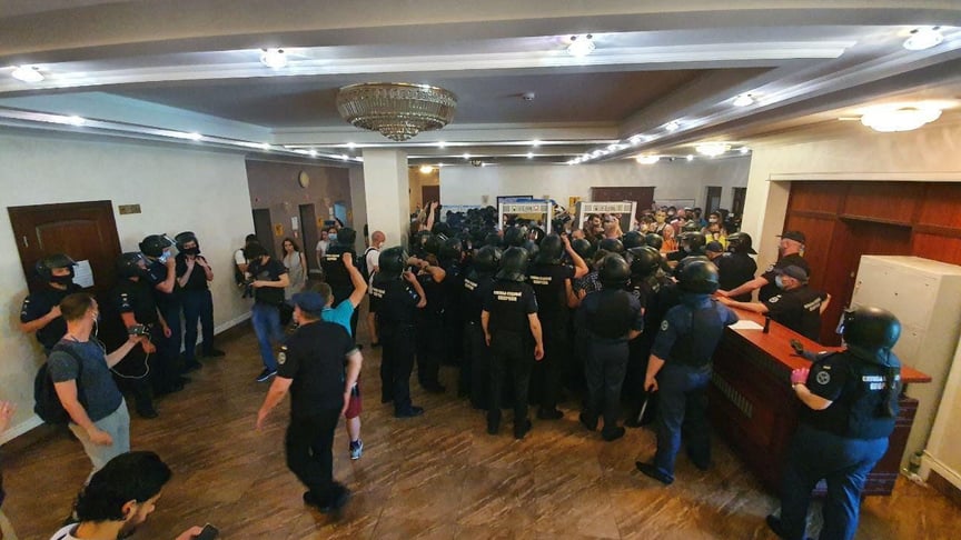Сутички між правоохоронцями й групою підтримки одеського активіста Сергія Стерненка в Шевченківському районному суді Києва, 12 червня 2020 року