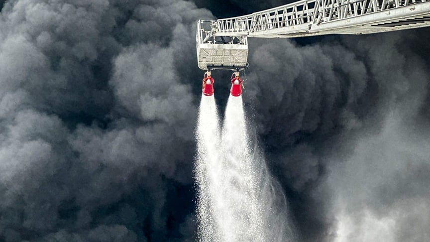 Спасатели тушат возгорание на месте российского удара во Львовской области, 27 января 2026 года