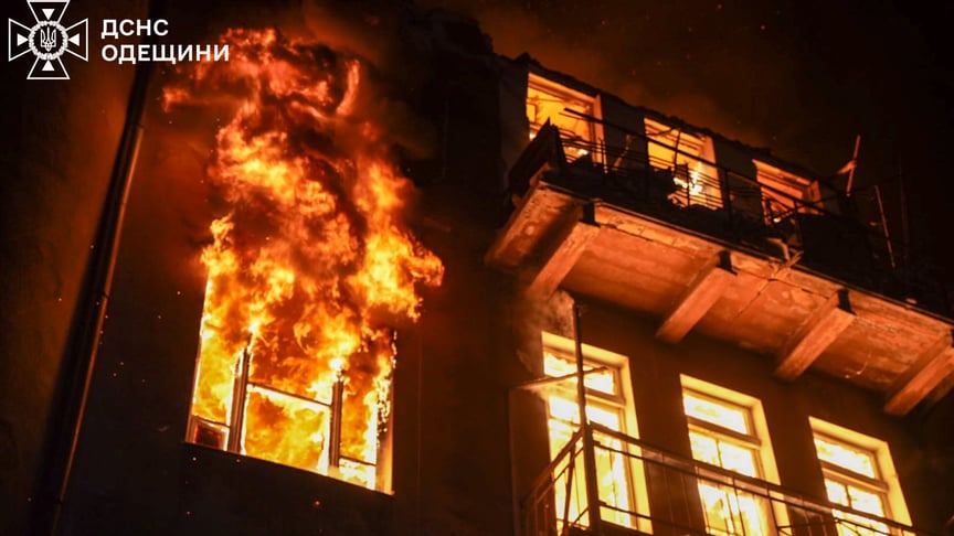 Пожежа в житловому будинку Пожежа в житловому будинку в Одесі внаслідок російської атаки в ніч проти 20 червня