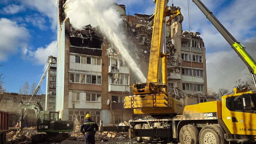 Рятувальники гасять пожежу в багатоповерхівці в Тернополі після російського обстрілу, 19 листопада 2025 року