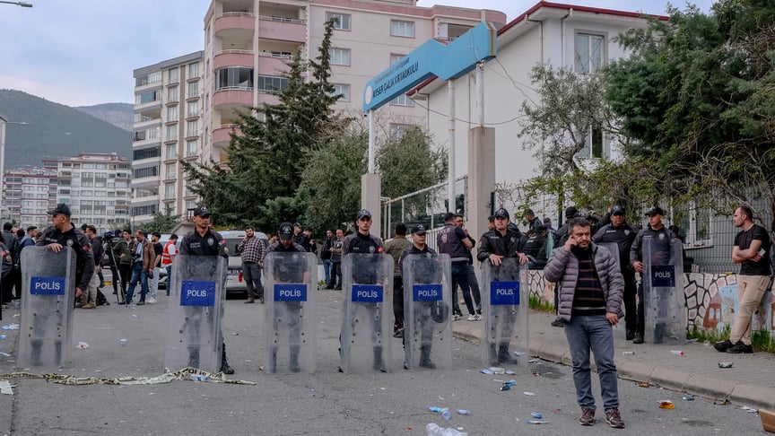 Правоохоронці біля будівлі школи у провінції Кахраманмараш, де сталася стрілянина, 15 квітня 2026 року Правоохоронці біля будівлі школи у провінції Кахраманмараш, де сталася стрілянина, 15 квітня 2026 року