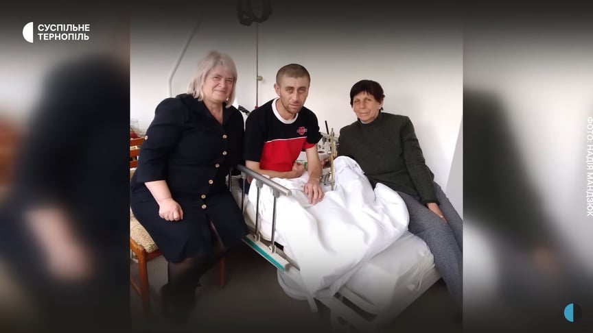Степан Коцюб у реабілітаційному центрі разом зі старостою Надією Мандзюк (зліва від нього) та мамою Василиною (справа)