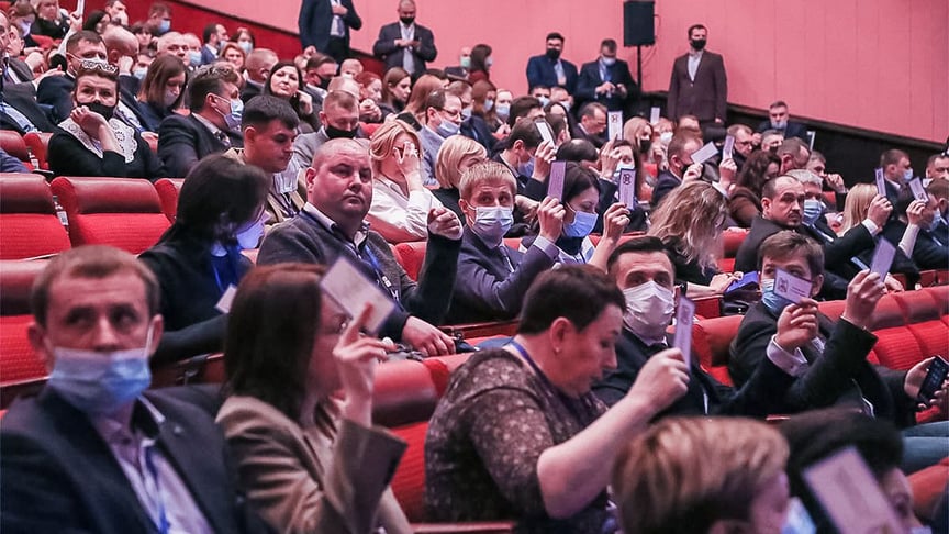 Делегаты голосуют во время XVIII съезда судей Украины