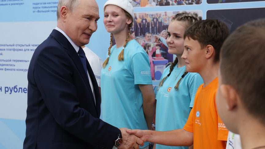 Глава росії володимир путін зустрічається з фіналістами національного конкурсу для школярів «Большая перемена» в Красноярську, 3 серпня 2026 року