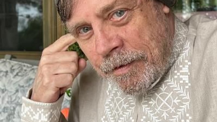 Марк Гемілл у вишиванці. Таку сорочку він розіграє серед тих, хто пожертвує на відновлення школи 