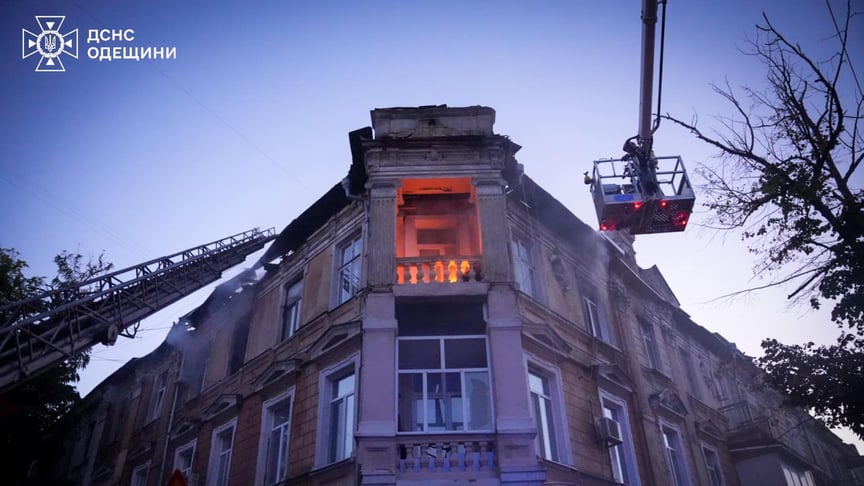 Під час ракетної атаки по Одесі в місті, за збігом, загорівся будинок