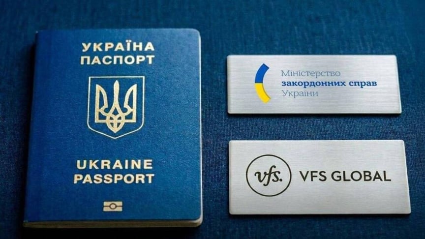 Ілюстративне фото. Український закордонний паспорт