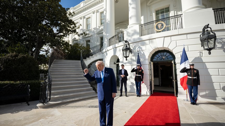 Дональд Трамп возле Белого дома