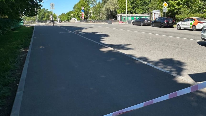 Перекрита вулиця в Кронштадті, поруч із кадетським корпусом, куди міг прилетіти БпЛА