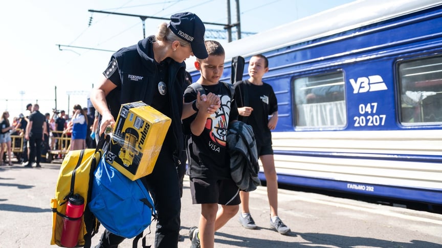 Ілюстративне фото. Поліціянти зустрічають у Рівному евакуаційний потяг з Донеччини