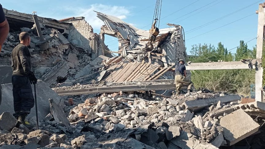 Рятувальники розбирають завали будівлі у Бахмуті, 31 липня 2022 року