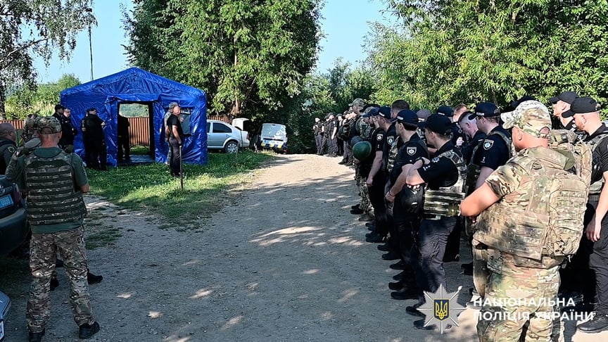 На Буковині затримали чоловіка, який поранив двох поліціянтів та 11 днів переховувався в лісі