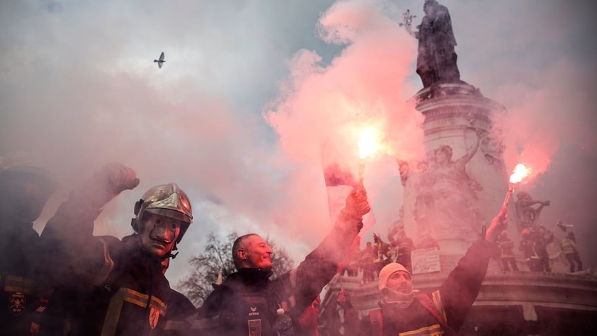 В Парижі рятувальники протестували проти поганих умов праці
