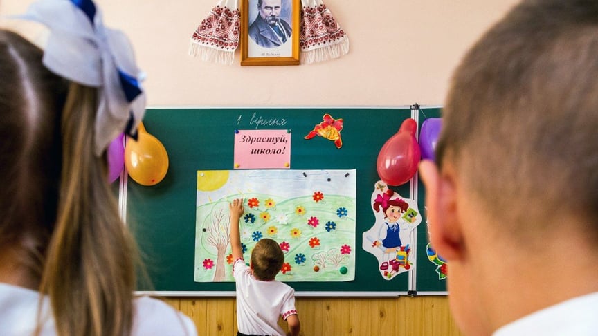 Російськомовні школи в Україні повинні перейти на українську мову навчання вже з вересня 2020 року, школи з мовами нацменшин — з вересня 2023 (на фото — учні в класі в Ужгороді, Закарпатська область, 1 вересня 2017 року)