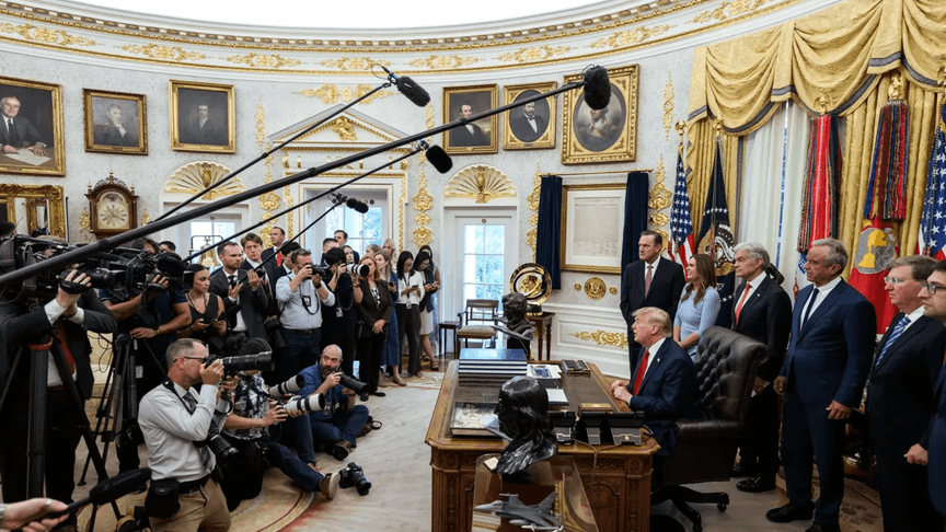 Президент США Дональд Трамп під час спілкування із журналістами у Білому дому