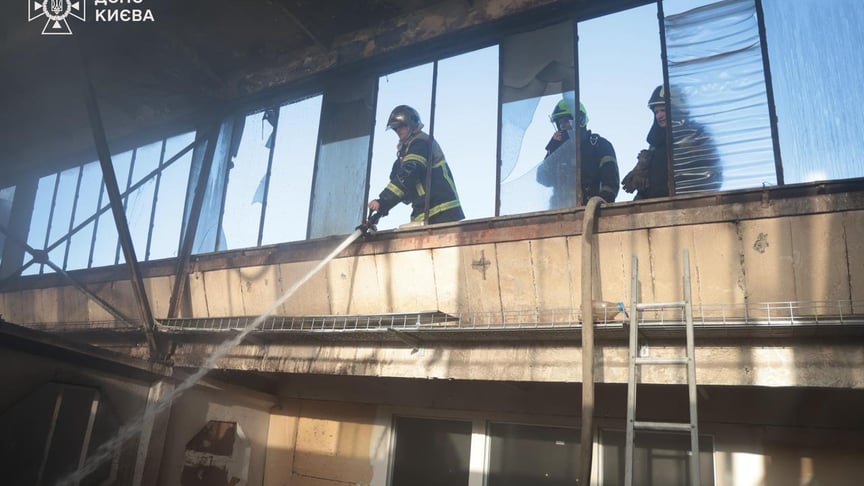 Рятувальники гасять займання в будівлі Дарницького району Києва