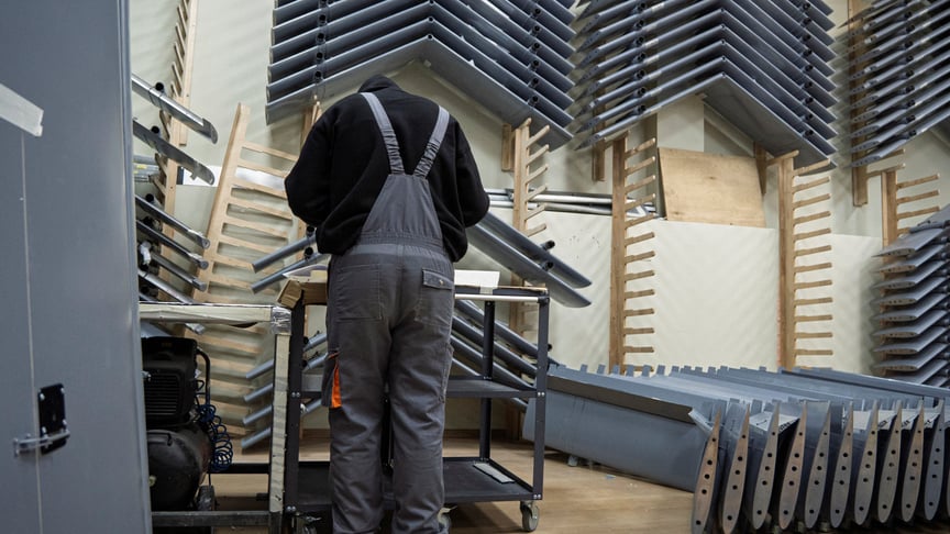 Ілюстративне фото. Працівник цеху компанії Fire Point збирає дрон FP-1