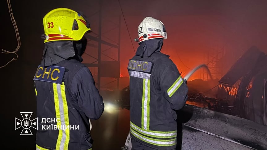 Рятувальники ліквідовують наслідки російської атаки у Бучанському районі на Київщині