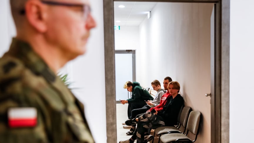 Ілюстративне фото. Юнаки чекають у залі на прийом до лікаря під час медичного огляду для призову на військову службу в Польщі, 1 лютого 2024 року