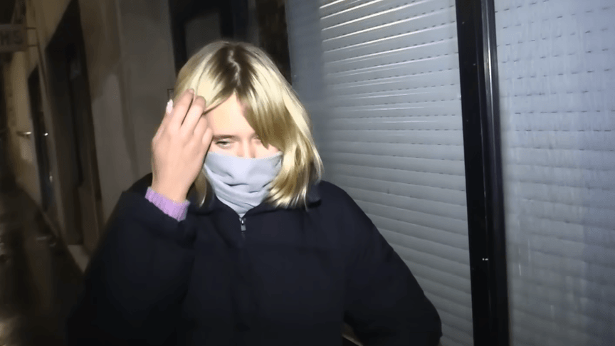 Дівчина, з якою поговорили журналісти