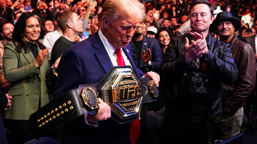 Президент Дональд Трамп тримає пояс чемпіона UFC у важкій вазі після перегляду чемпіонського бою в Медісон-сквер-гарден, 16 листопада 2024 року, Нью-Йорк