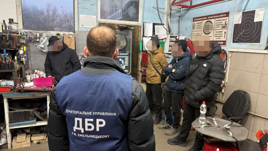 Слідчі встановили щонайменше чотирьох військовослужбовців, які замість служби працювали на приватному СТО