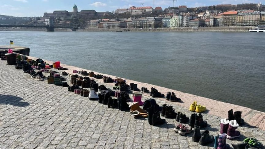 В Будапеште 27 марта состоялась акция памяти людей, убитых россиянами в Мариупольском драматическом театре: возле мемориала «Обувь на берегу Дуная» появилось еще 300 пар обуви