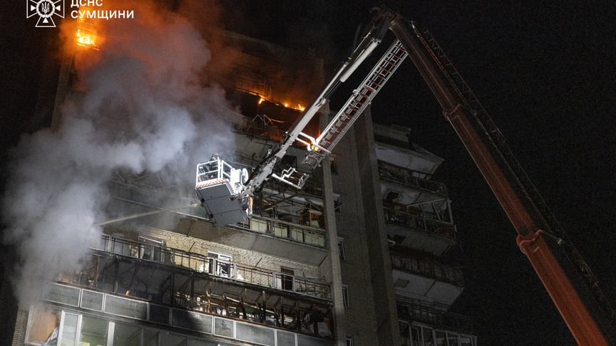 Рятувальники працюють на місці російських обстрілів у Сумах