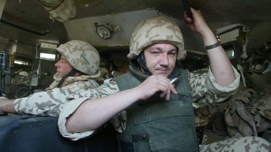 Дмитро Тимчук (в центрі) під час поїздки у місце локації українського контингенту миротворчих сил ООН в Іраку, 3 жовтня 2004 року