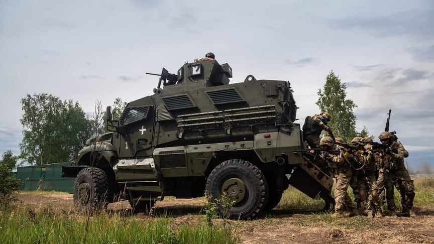 Українські військовослужбовці на полі бою