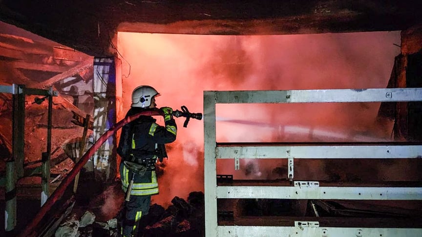 Рятувальники гасять займання на об’єктах портової інфраструктури в Ізмаїлі, 8 квітня 2026 року