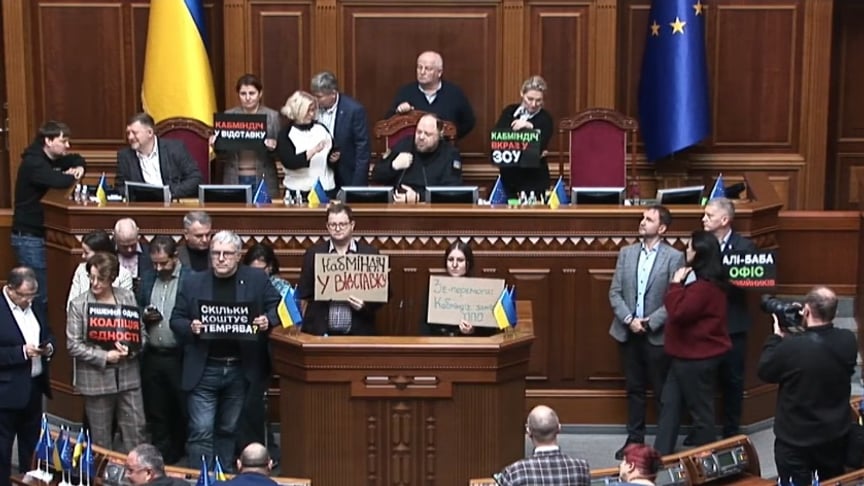 Народні депутати від партії «Європейська Солідарність» заблокували трибуну Верховної Ради, Київ, 19 листопада 2025 року