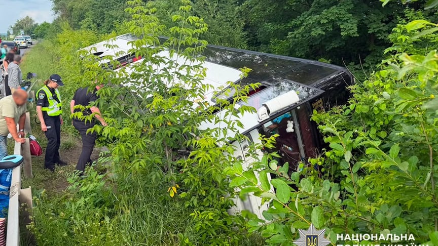 На Хмельниччині перекинувся туристичний автобус із понад 50 пасажирами