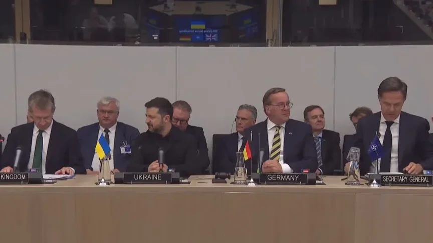 Зліва направо. Міністр оборонм Великої Британії Ден Джарвіс, президент України Володимир Зеленський, міністр оборони Німеччини Борис Пісторіус, генеральний секретар НАТО Марк Рютте на відкритті засідання контактної групи «Рамштайн», 18 червня 2026 року