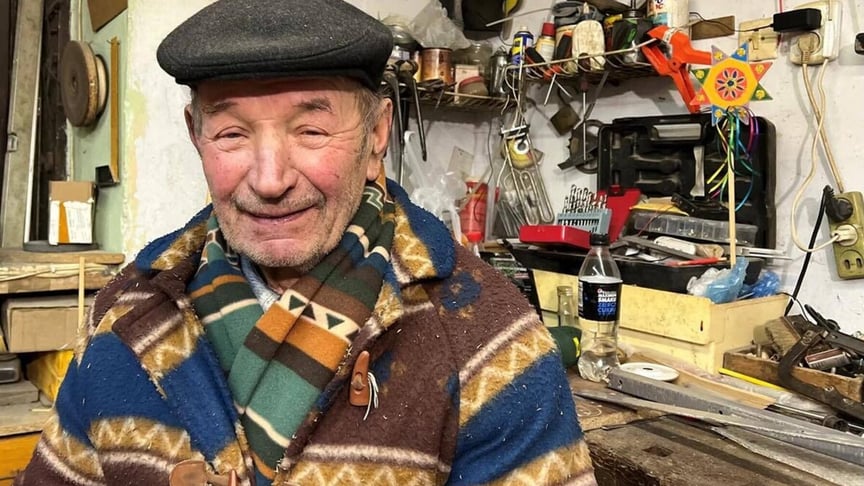 Звіздар Богдан Новак у себе в майстерні