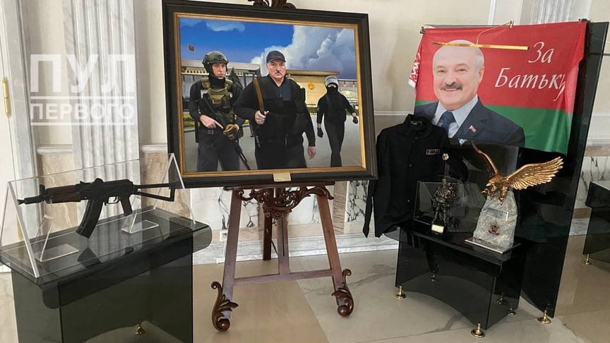 Експозиція у Палаці незалежності в Мінську, де фігурує автомат самопроголошеного президента Білорусі Олександра Лукашенка