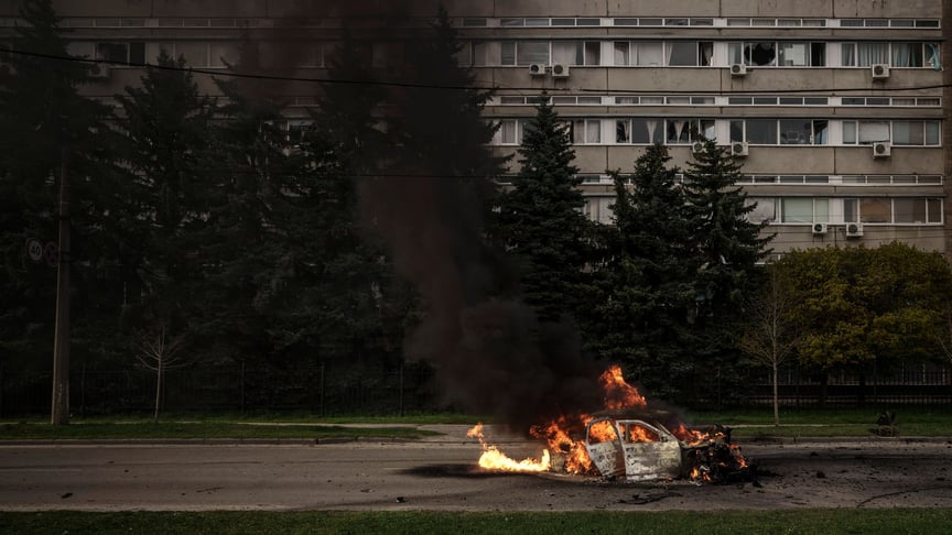 Горить автомобіль із двома людьми всередині після російських обстрілів у Харкові, 21 квітня 2022 року