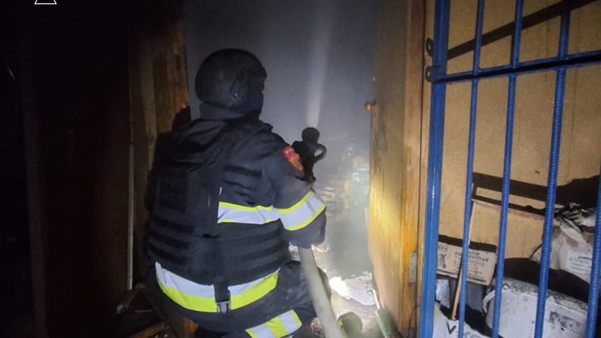 Рятувальники ліквідовують наслідки російських обстрілів у в селищі Білозерка