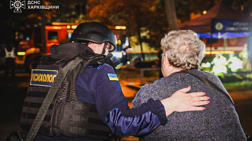 Рятувальники працюють на місці російської атаки на Харків, 11 червня 2025 року