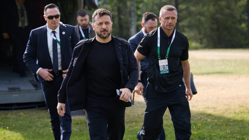 Зеленський під час візиту на саміт G7 Зеленський під час візиту на саміт G7